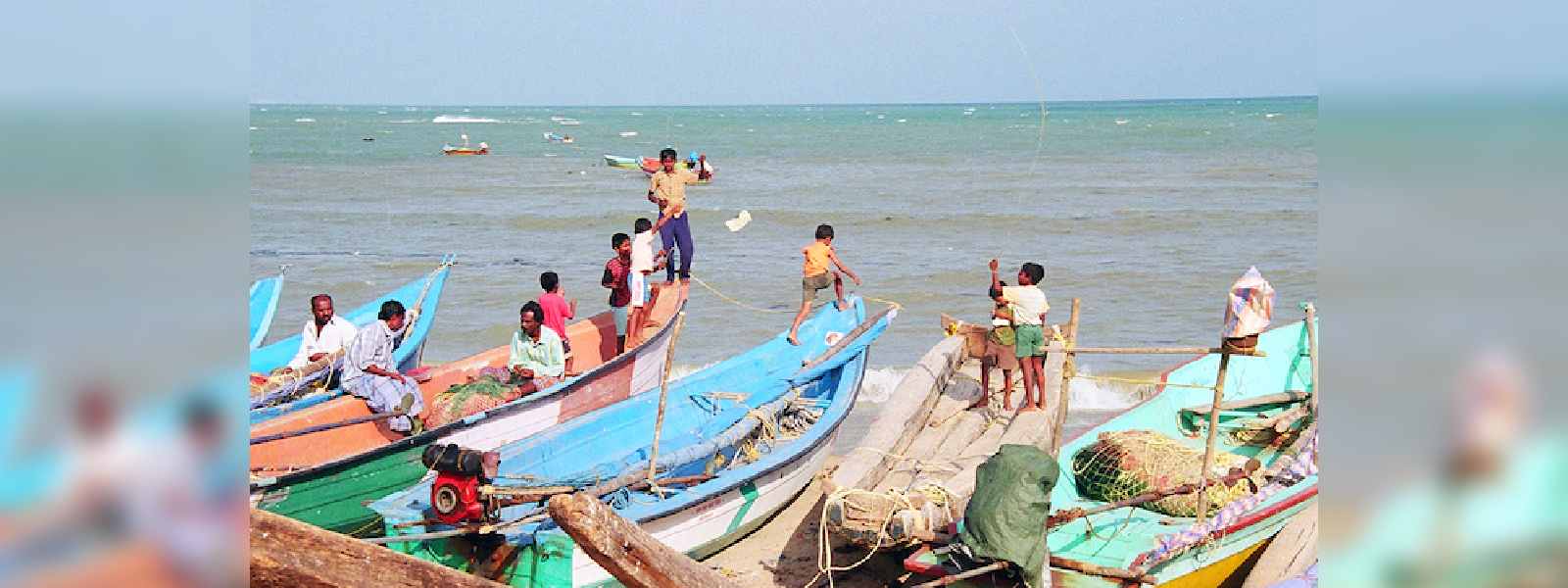 மீன்பிடிக்கு தயாராகும் தமிழக மீனவர்கள்